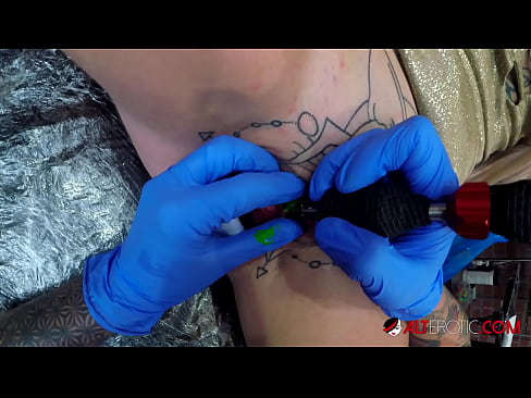 ❤️ Ekstreme tatuita varmulo Sully Savage ricevis tatuon sur sia klitoro ️❌ Malĉasuloj ĉe ni ❌❤